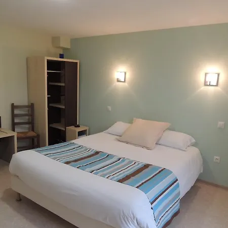 Hotel Logis Restaurant De La Dore 3*